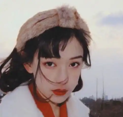 新晋网红整成塑料脸,一个人撞脸半个娱乐圈,还娶了二次元娃娃