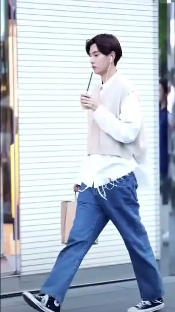 小哥哥缺少一些阳刚的男子气但是脸蛋还是干净的