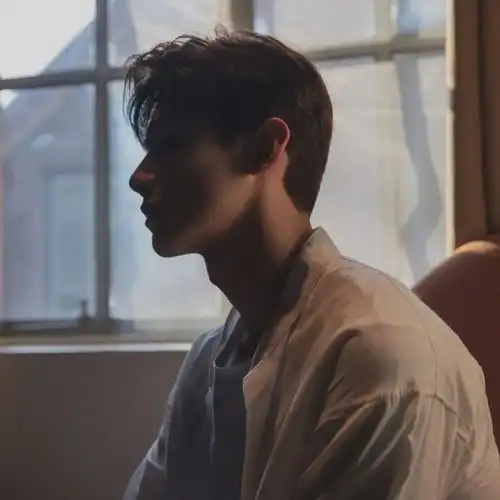 头像突然出现的男生头像