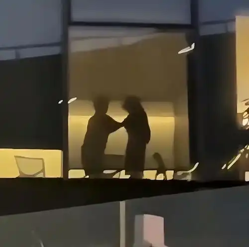大厂会玩腾讯大厦会议室孤男寡女上演摇椅子,真是省房费
