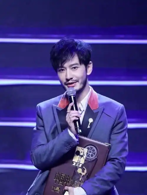 黄晓明终于露面暴瘦30斤越来越帅,留胡子头发长却更有男人味