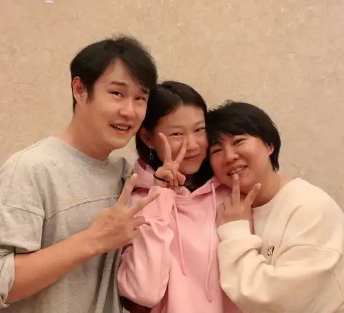 小沈阳出现了15岁的女儿满脸胶原蛋白,尖下巴单眼皮,牙齿白齐