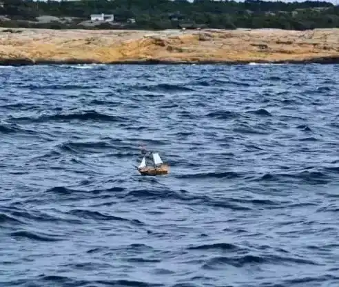 两个男孩用艘玩具船环游了世界哪怕玩具,征途也是星辰大海