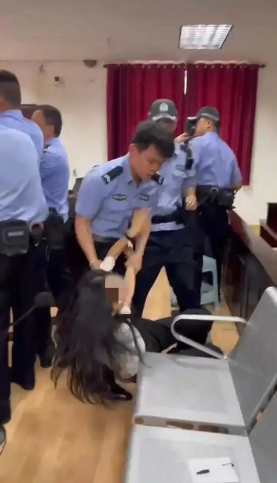 休庭后女律师见助理被围堵,拍照取证遭法警粗暴对待倒地法院未回应