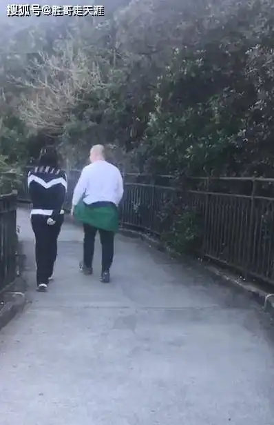 关之琳携男友人爬山,一身运动装57岁丰满却没赘肉,魅力不减当年