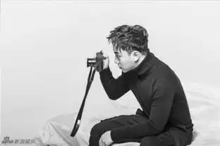 释小龙拍照眼神专注