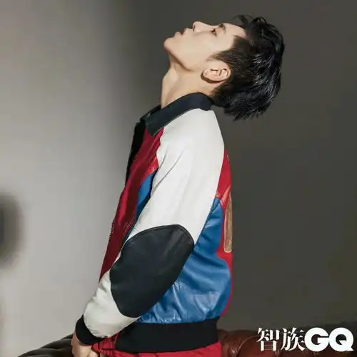 王子异celine21夏季男装系列大片公开以舞蹈为浪漫语言诠释自我