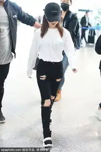 组图邓紫棋白衣破洞裤休闲现身机场笑容灿烂星范十足