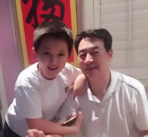 寇振海近照曝光,与小20岁娇妻齐出游,曾被娶桃色女王章小蕙