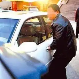 男子凌晨跑步偷路虎车主未锁车也应担责