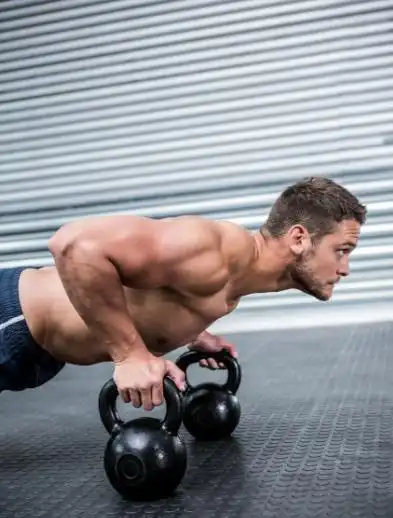 除了俯卧撑之外,还有很多动作可以练胸,男女都适用