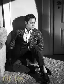 明道曝封面质感大片演绎冷峻轻熟男