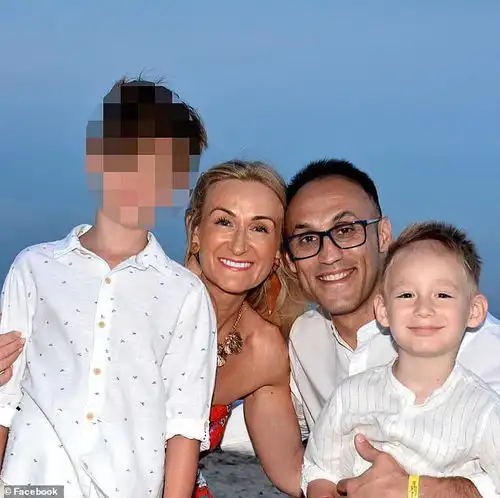 男童参加婚礼淘气躺桌子上,下桌时头部被花岗岩桌面砸中死亡