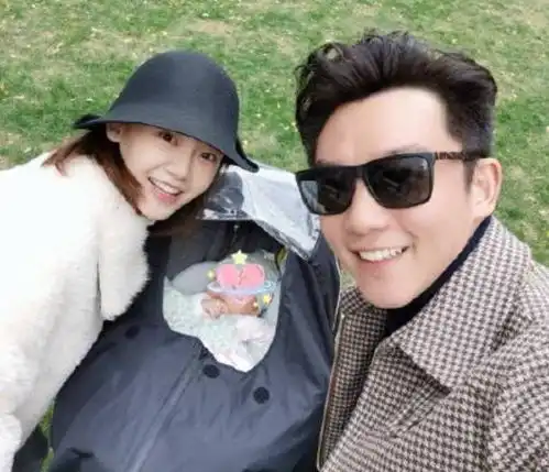 蔡徐坤白衣少年,黄旭熙少年感太强,奔跑吧路透现苗苗身影