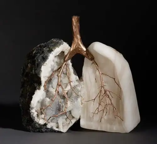 以超现实主义雕塑表达人类情感