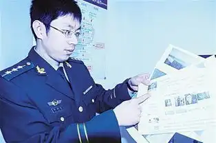 黑头发黑帽子戴黑口罩的动漫男子