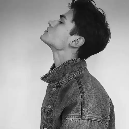 头像原谅我孤陋寡闻,不知你心中有人