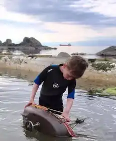 两个小男孩用玩具船,穿越大西洋环游世界,给中国家长什么启发