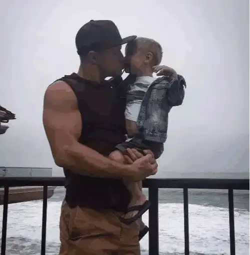 性感到舔屏都不够的他,又开始带娃出来屌炸天