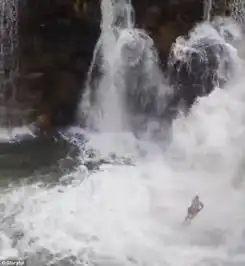 加拿大男子纵身跳入10米长瀑布场面惊险