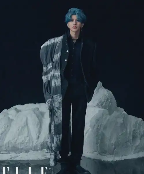 蔡徐坤活动造型出炉,蓝发造型苏气值溢出屏幕,这贵气感我爱了