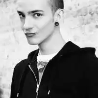 有谁有那种黑色的,男生用的qq头像啊是很黑的那种,然后要酷一点霸气一点的感觉,谢谢啦