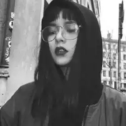 黑白女头像伤感高冷孤独岁月之沉淀