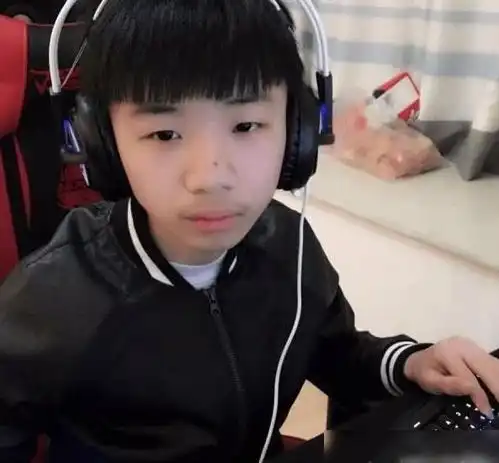 12岁少年玩游戏月入3万,父母支持他辍学直播12小时,他现状如何