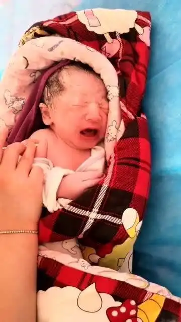 刚出生的宝宝,太可爱了