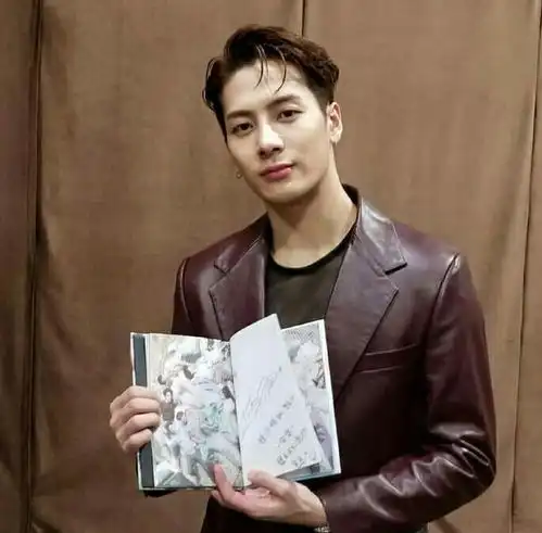 王嘉尔语言技能满分是唯一听懂全场的还被称是没感情的鼓掌机器