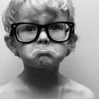 欧美一个小男孩,带一个园框眼镜黑背图片谁有那个给高分,多少都给