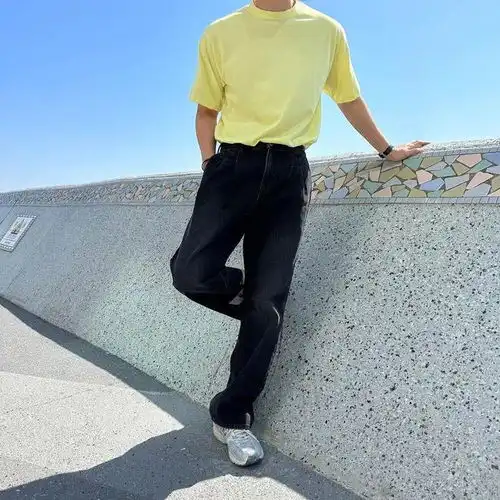 男生t恤牛仔裤的穿搭时尚帅气,这3套干净利落,试试吧