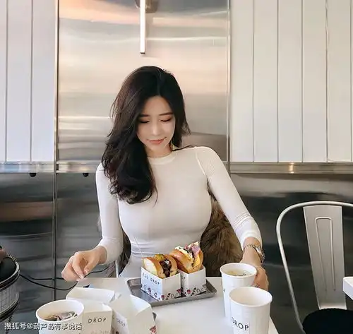 米娜与老公近照,42岁的她身材抢镜,她为何拒绝王思聪的邀约