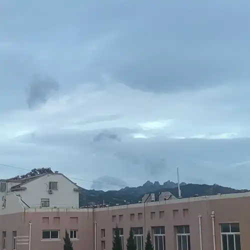 有没有qq头像和背景是一套的可以连在一起的情侣头像也行ω