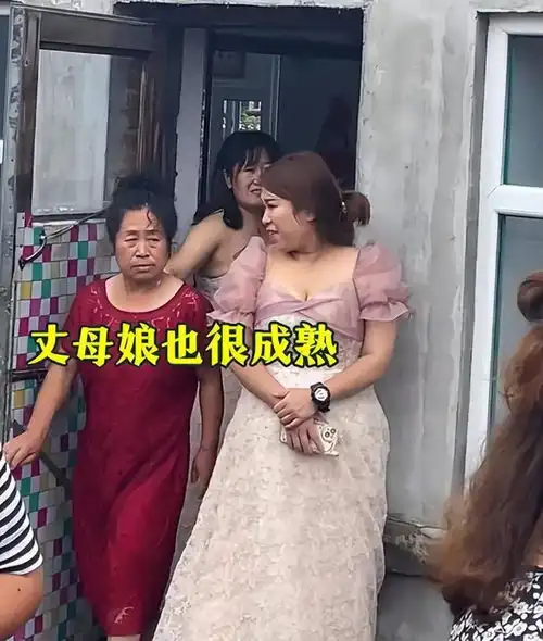 28岁男子结婚,新娘今年58岁惹争议,新郎没办法,父母一直催婚