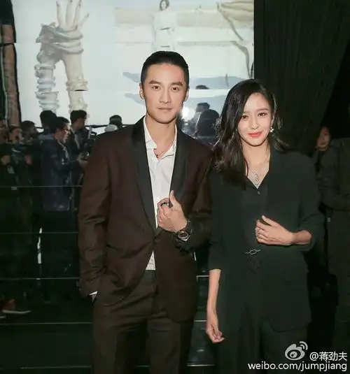 我觉得佟丽娅还是适合这么穿新增白色西装一张