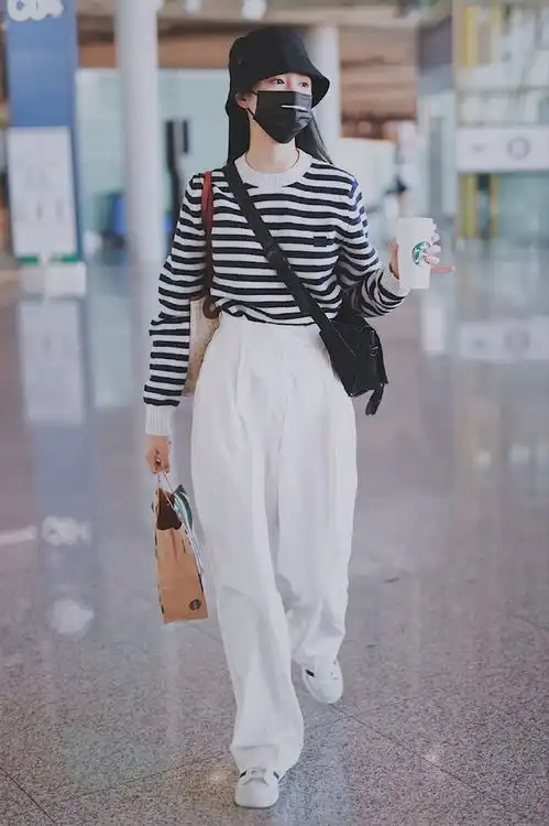 沈梦辰被曝耍大牌后首现身,黑白条纹衫配白长裤,31岁依旧年轻