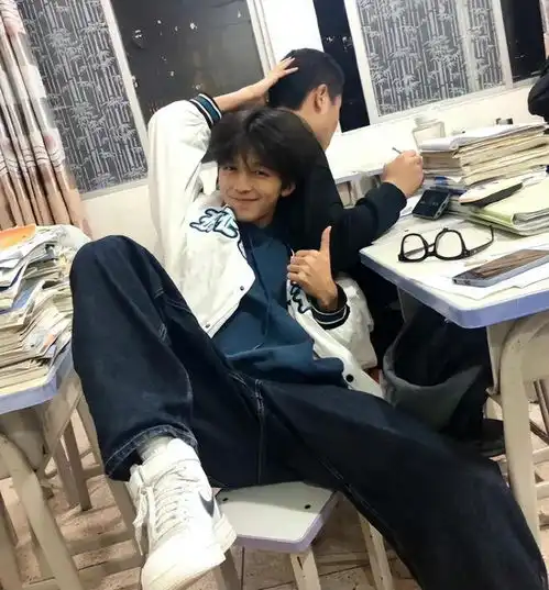 愿意等他长大,四川一男高中生因外貌走红,女大学生坐不住了