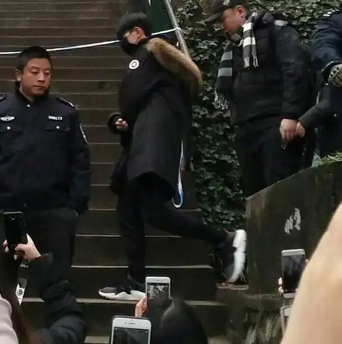 易烊千玺参加艺考打扮低调仍被一眼认出路人本人居然这么帅