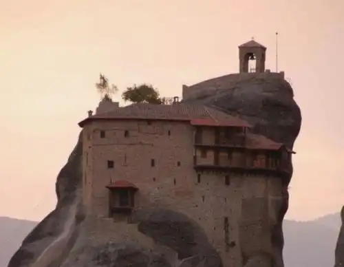 世界上一座特殊的山禁止女人进入,禁止一切雌性动物,唯独母鸡