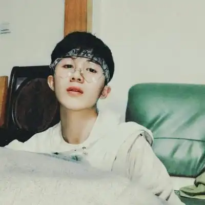 男生霸气头像超拽轻狂图片大全掐一把脸再吻下眉间