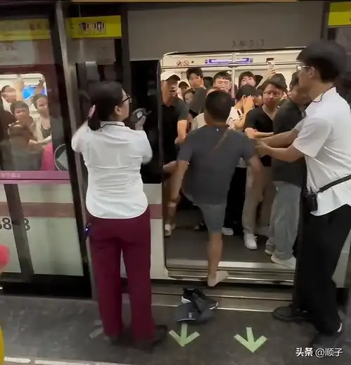 闹大了武汉男子地铁站台发飙阻挡车门,拉开车门找车内男子理论