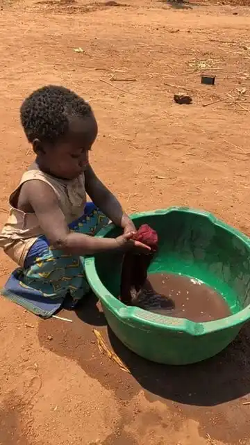 这么小的孩子就知道洗衣服,拿着抹布做实验