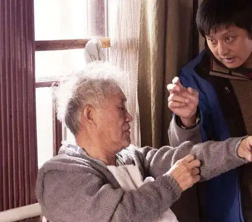 都住养老院了,还说就该重男轻女,没儿子不行养儿真能防老么闺女