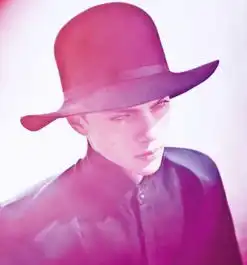 求qq欧美男生头像穿着朴素的不要怪异发型,也不要什么作秀姿势,半身照就行