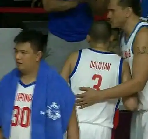 激情中国男篮险胜后疯狂庆祝,菲律宾队不服气一脸沮丧