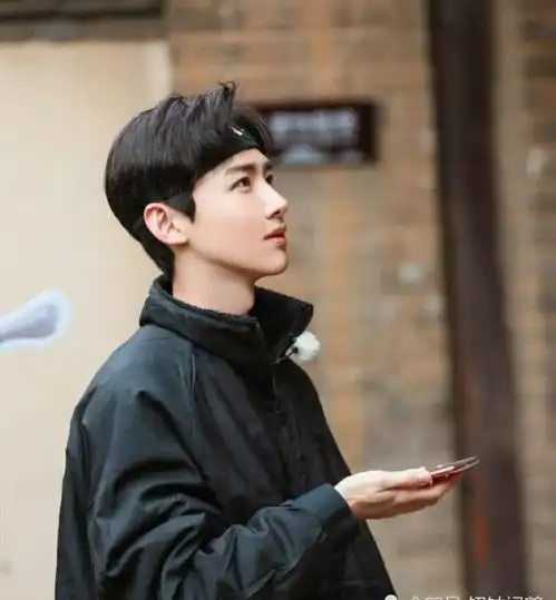 明明可以靠颜值和才华,却非要剑走偏锋,搞笑界扛把子白敬亭