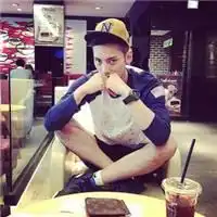 qq头像男头背后的冷枪朋友的伪装是社会的谴责男生