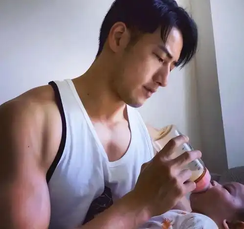 38岁男星深夜拥吻洋妞疑出轨生病娃丢妻子照顾,回应称喝酒误事