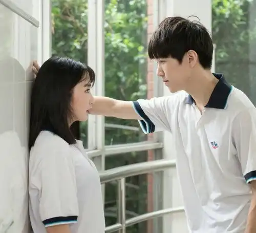 为何会有丑男靓女的搭配这些男生具备的3个特点,一般人没有